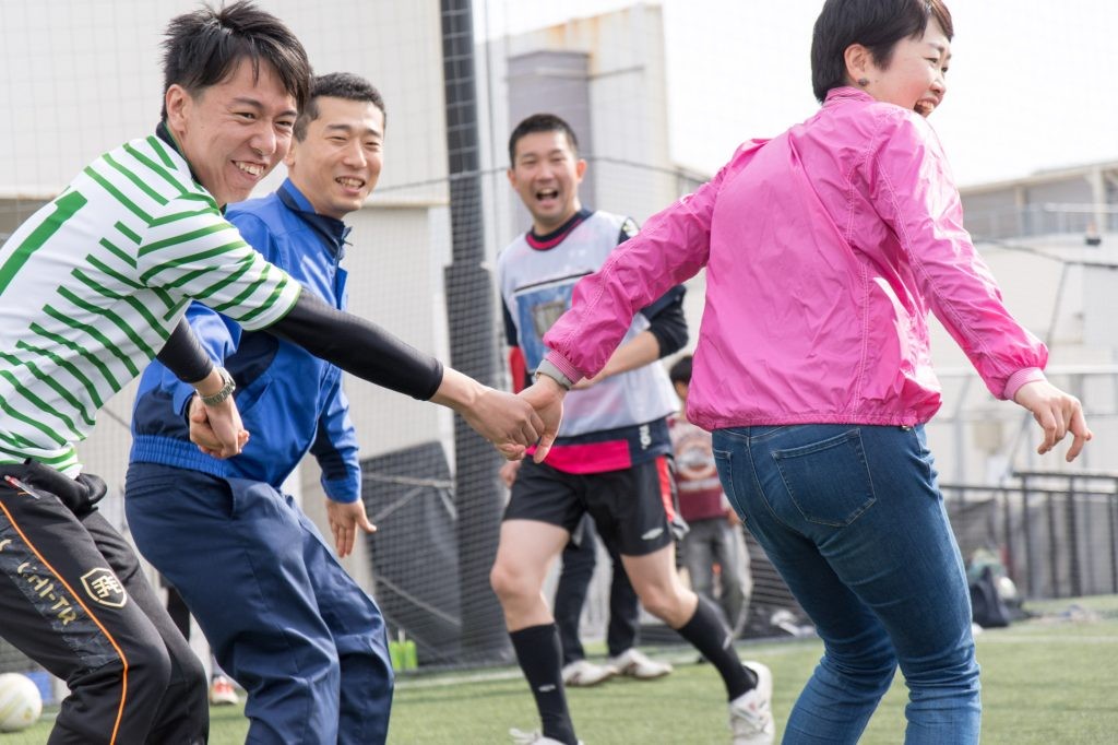 
<p>&nbsp;</p>
<p>シュートが決まったり、ディフェンスとして守り切ったあとに、自然とハイタッチをしている住民のみなさんの姿がとても印象的でした。</p>
<p>&nbsp;</p>
<p><img class=